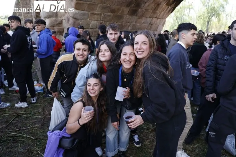 Jóvenes disfrutando del Lunes de Aguas en el Puente Romano. Fotos: David Sañudo.
