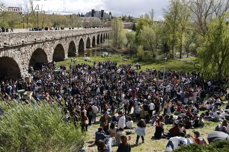 Jóvenes disfrutando del Lunes de Aguas en el Puente Romano. Fotos: David Sañudo.