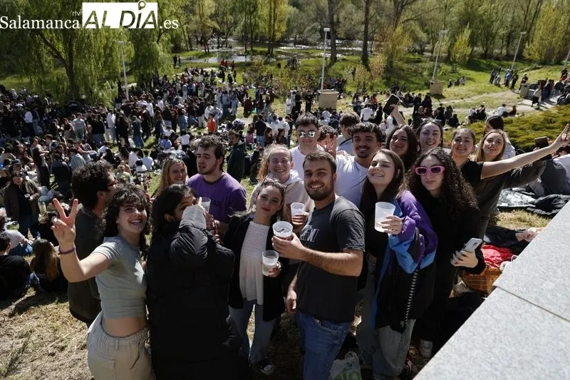 Jóvenes disfrutando del Lunes de Aguas en el Puente Romano. Fotos: David Sañudo.