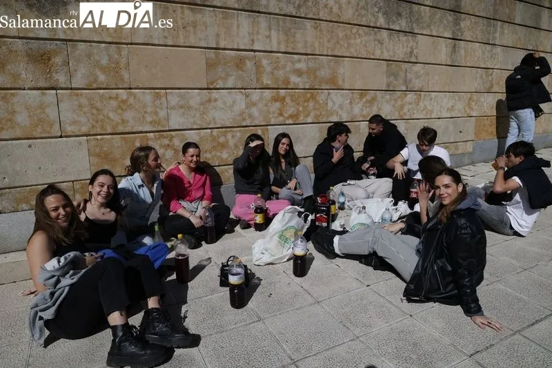 Jóvenes disfrutando del Lunes de Aguas en el Puente Romano. Fotos: David Sañudo.