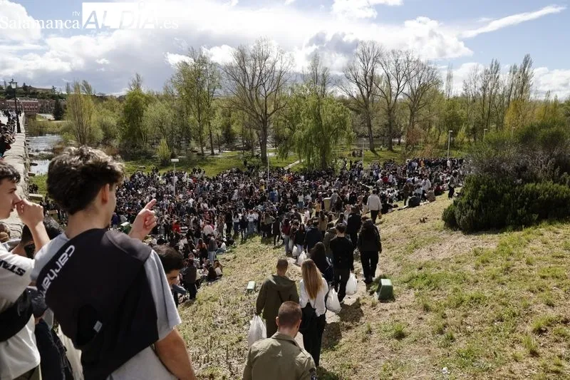 Jóvenes disfrutando del Lunes de Aguas en el Puente Romano. Fotos: David Sañudo.