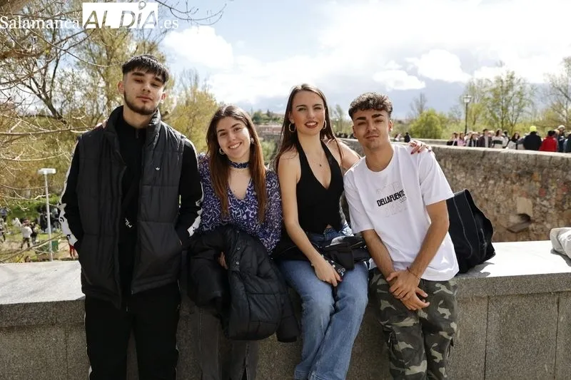 Jóvenes disfrutando del Lunes de Aguas en el Puente Romano. Fotos: David Sañudo.