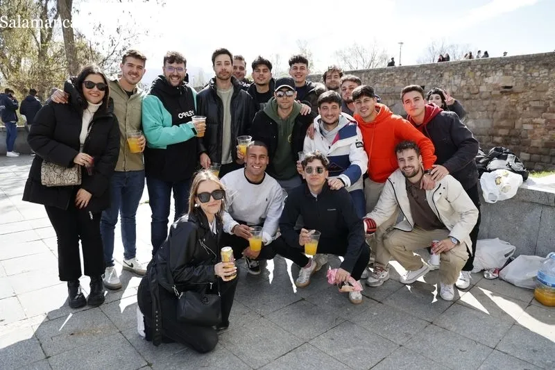 Jóvenes disfrutando del Lunes de Aguas en el Puente Romano. Fotos: David Sañudo.