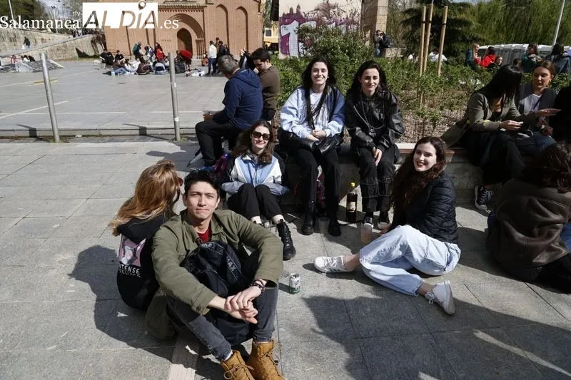 Jóvenes disfrutando del Lunes de Aguas en el Puente Romano. Fotos: David Sañudo.