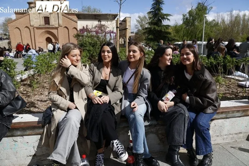 Jóvenes disfrutando del Lunes de Aguas en el Puente Romano. Fotos: David Sañudo.