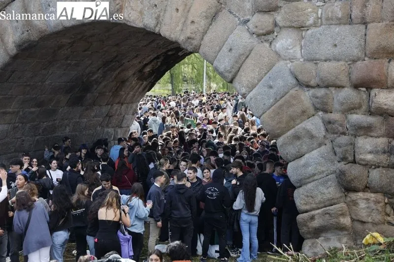 Jóvenes disfrutando del Lunes de Aguas en el Puente Romano. Fotos: David Sañudo.