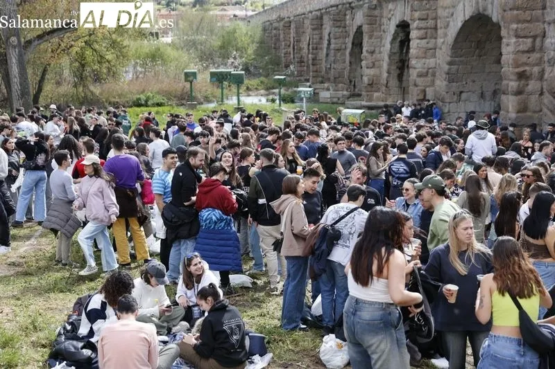 Jóvenes disfrutando del Lunes de Aguas en el Puente Romano. Fotos: David Sañudo.