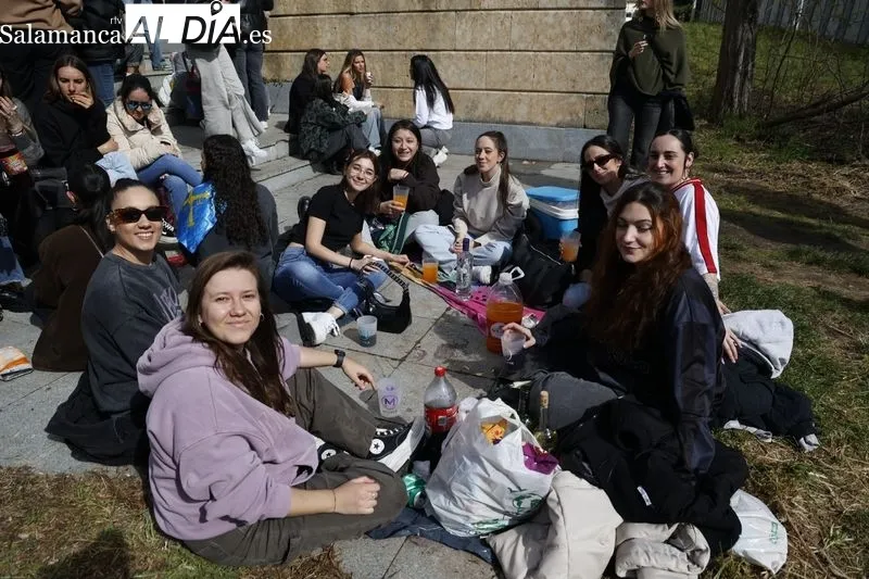 Jóvenes disfrutando del Lunes de Aguas en el Puente Romano. Fotos: David Sañudo.