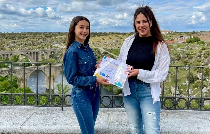Sofía Martín Viñuela, ganadora de la categoría A, y la concejala de Cultura de Ledesma, Alexia Rivas Picado