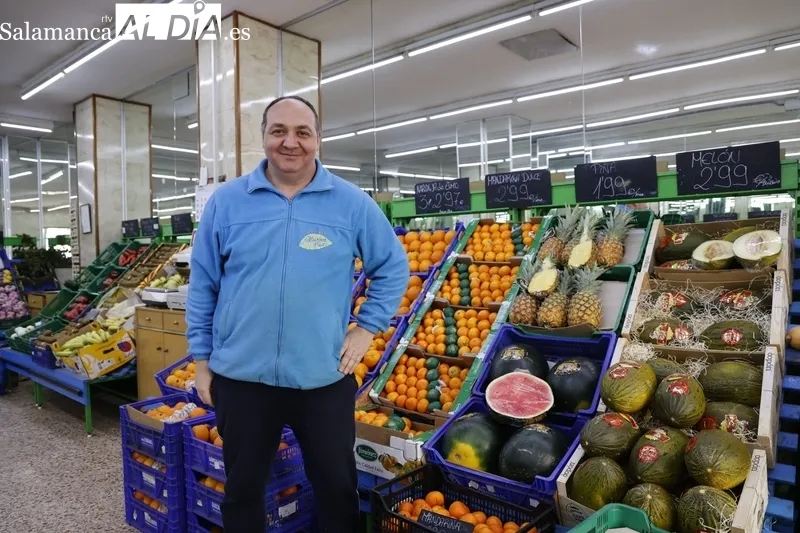 Manuel Bermúdez, en su frutería en la calle Alfonso de Castro. Fotos: David Sañudo.