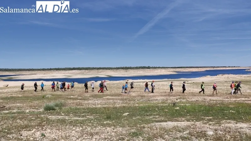Este año los niveles del embalse están muy cercanos al máximo de su capacidad, lo que varía el paisaje de la marcha conforme a las últimas ediciones / CORRAL