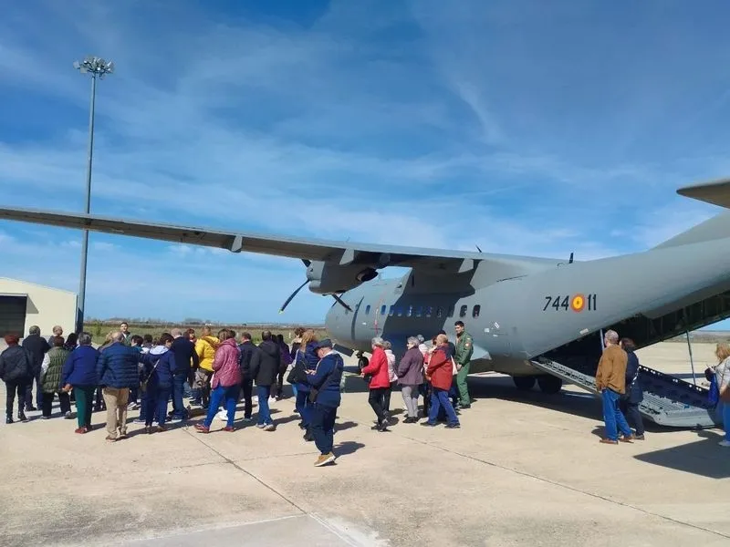 Visita del colectivo de mayores de Santa Marta a la Base Aérea de Matacán