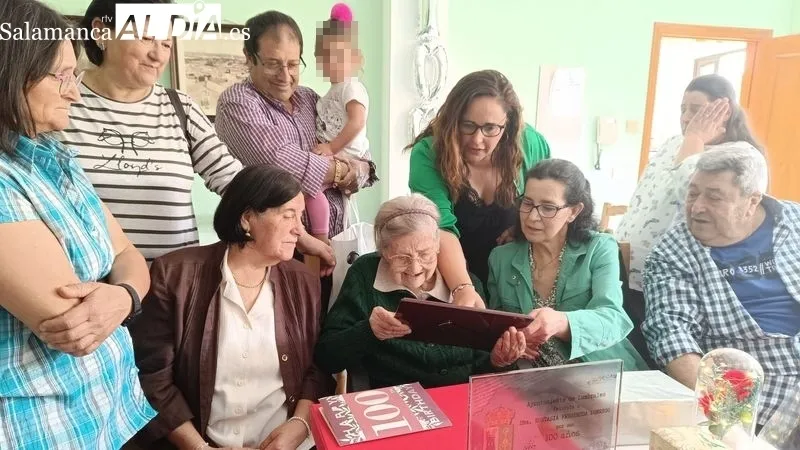 La familia y el Ayuntamiento de Lumbrales acompañaron a la centenaria Tasia Fregeneda