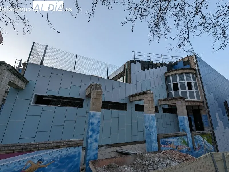 Exterior de la piscina municipal de la Alamedilla, donde continúa su reforma. Foto de David Sañudo
