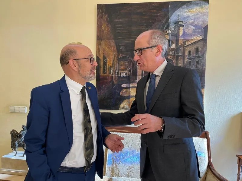 El presidente de la Diputación, Javier Iglesias, recibía en la Diputación al alcalde de Ledesma, Exuperancio Benito / DIPUTACIÓN DE SALAMANCA