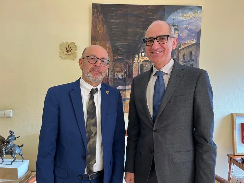 El presidente de la Diputación, Javier Iglesias, recibía en la Diputación al alcalde de Ledesma, Exuperancio Benito / DIPUTACIÓN DE SALAMANCA
