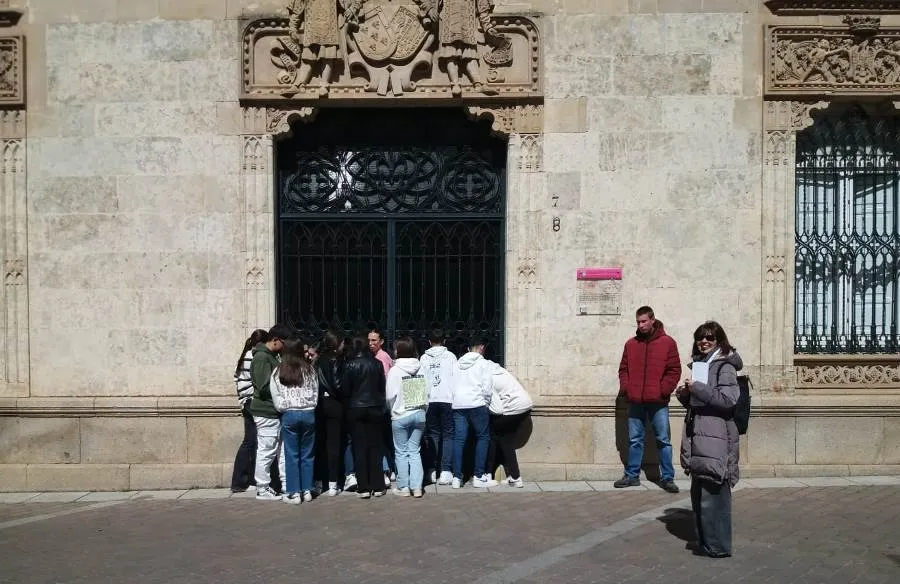 Foto 4 - Alumnos del IES Fray Diego inauguran unas visitas &lsquo;con acento de mujer&rsquo;