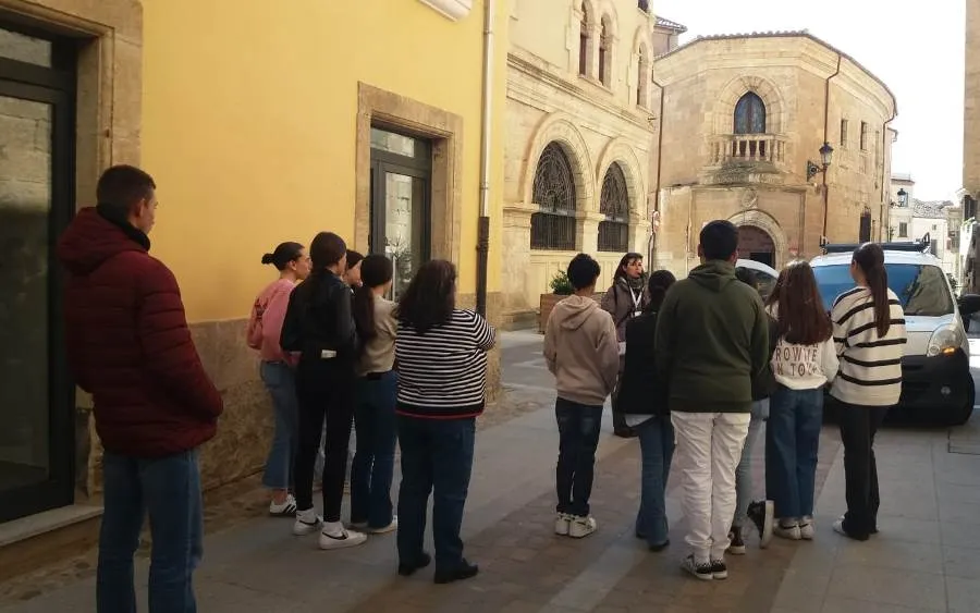 Foto 3 - Alumnos del IES Fray Diego inauguran unas visitas &lsquo;con acento de mujer&rsquo;