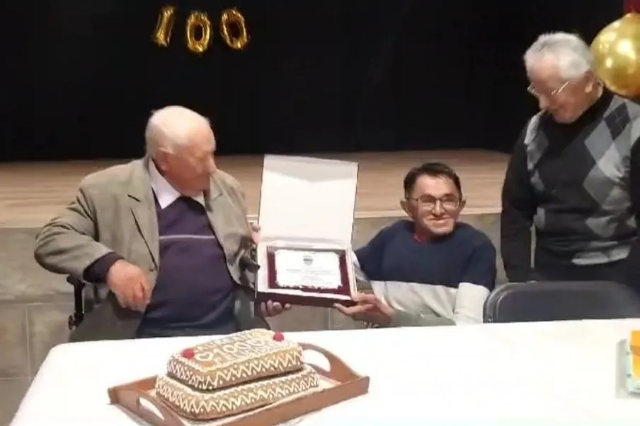 Laureano Martín Vicente recibía de manos del concejal Vicente Martín una placa con motivo de 100 cumpleaños