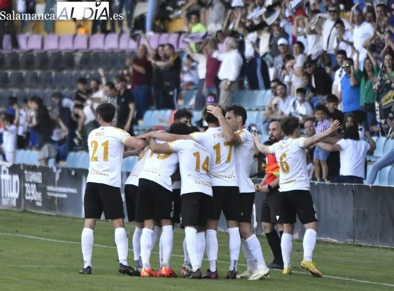 Foto 3 - La magia de Diego Benito y el gol de Pablo Espina sostienen al Salamanca UDS en la pelea por el ascenso directo (2-0)