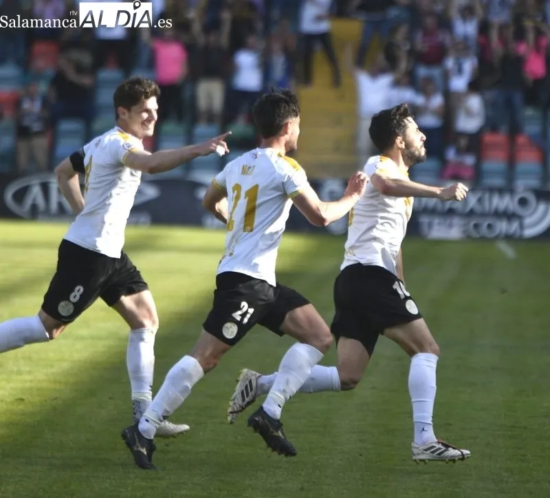 Foto 2 - La magia de Diego Benito y el gol de Pablo Espina sostienen al Salamanca UDS en la pelea por el ascenso directo (2-0)