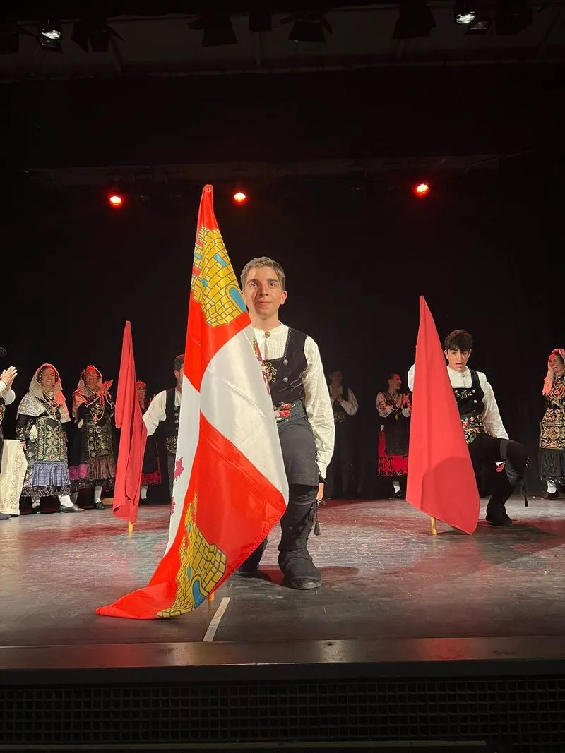 Actuación del grupo folclórico Montaraces y Charros de Salamanca en el Teatro Isaac de Albéniz.