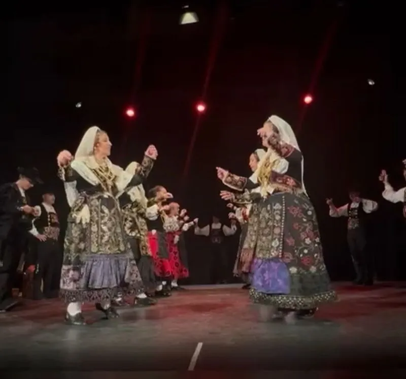 Actuación del grupo folclórico Montaraces y Charros de Salamanca en el Teatro Isaac de Albéniz.