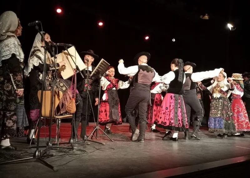 Actuación del grupo folclórico Montaraces y Charros de Salamanca en el Teatro Isaac de Albéniz.