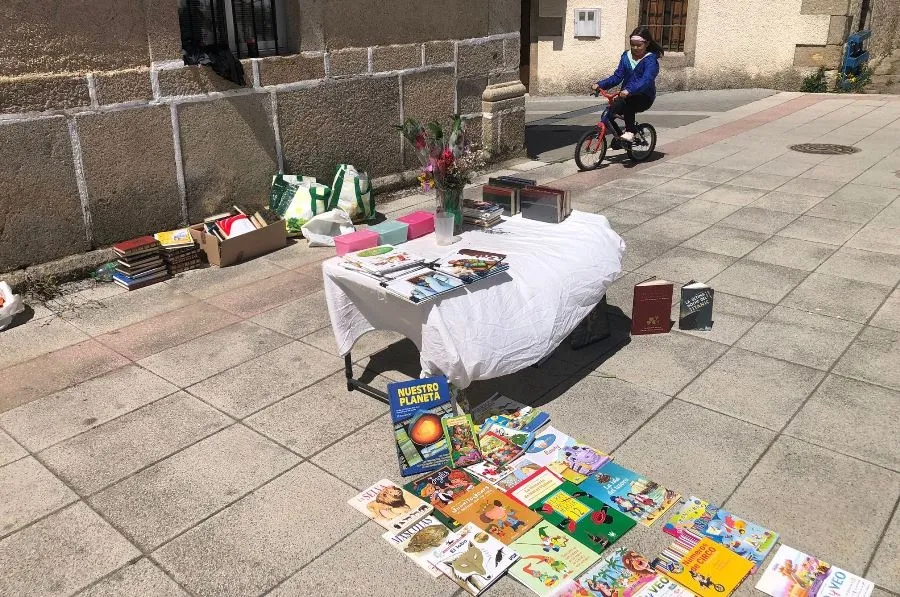 Foto 6 - Aldea del Obispo celebra el D&iacute;a del Libro gracias a los m&aacute;s peque&ntilde;os
