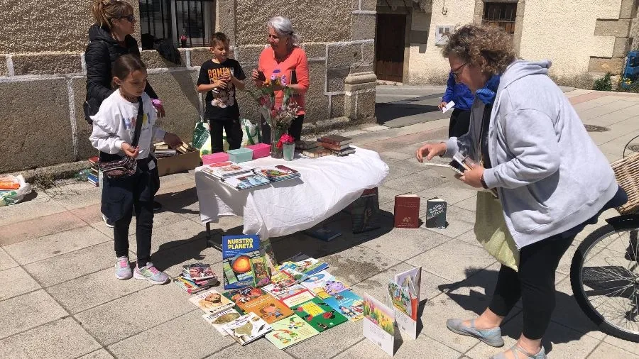 Foto 2 - Aldea del Obispo celebra el D&iacute;a del Libro gracias a los m&aacute;s peque&ntilde;os