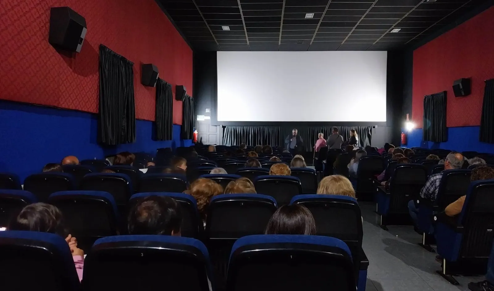 Foto 2 - El p&uacute;blico arropa el estreno del documental sobre 9 mujeres nonagenarias de El Ma&iacute;llo