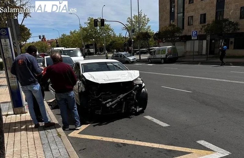 Efectos del brutal choque de dos coches en el cruce de las calles La Bañeza y Valles Mineros