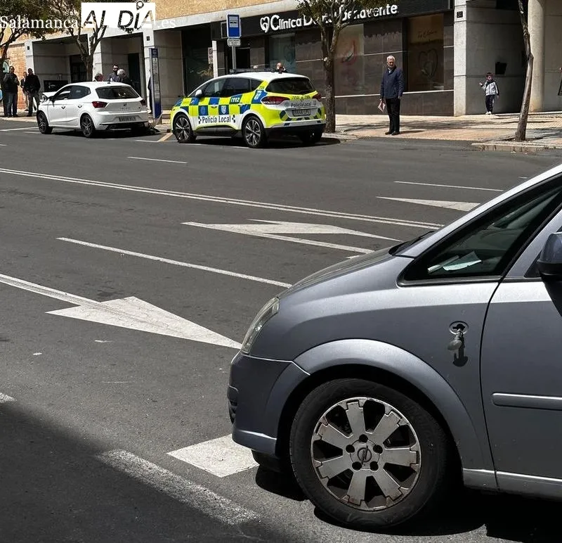 Efectos del brutal choque de dos coches en el cruce de las calles La Bañeza y Valles Mineros