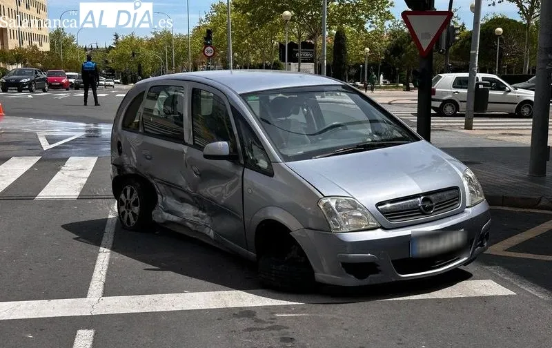 Efectos del brutal choque de dos coches en el cruce de las calles La Bañeza y Valles Mineros