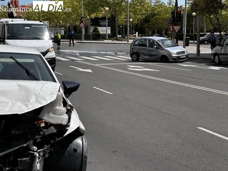 Efectos del brutal choque de dos coches en el cruce de las calles La Bañeza y Valles Mineros
