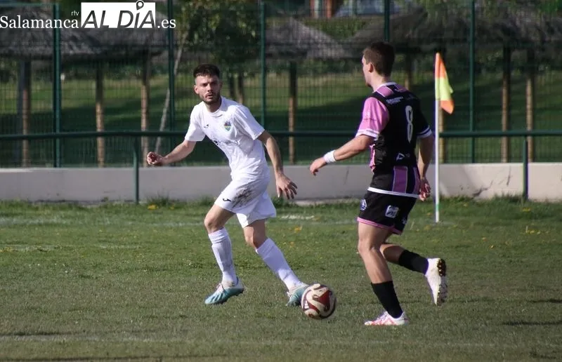 Foto 4 - El Aficionado paga caro sus errores ante el Cabrerizos (0-2)