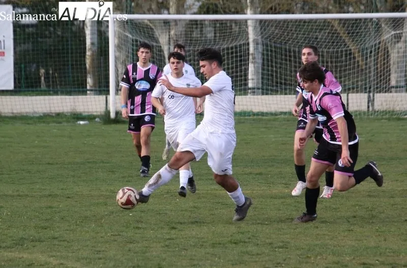 Foto 10 - El Aficionado paga caro sus errores ante el Cabrerizos (0-2)