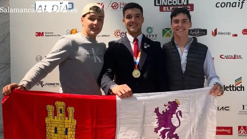 Oscar Ramos ha celebrado con sus profesores y amigos su triunfo en las olimpiadas de formación profesional
