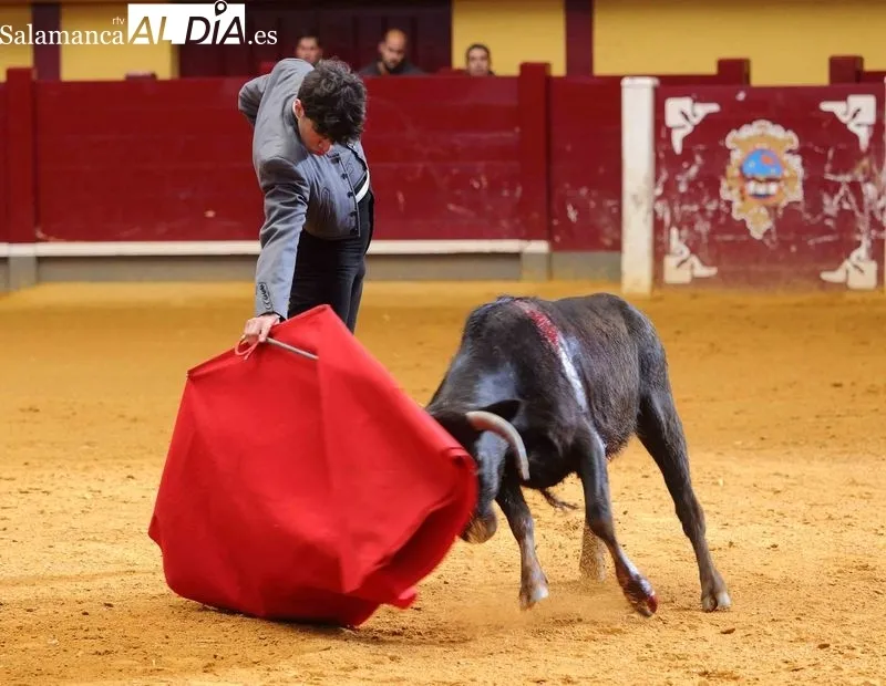 Foto 9 - Carlos Tirado marca el camino en el debut del albense Antonio Garc&iacute;a
