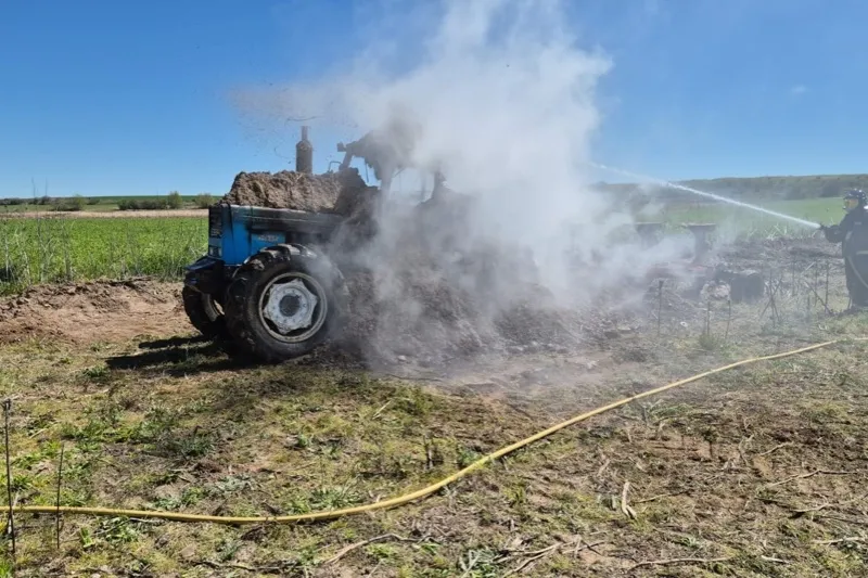 Foto 3 - Sofocado un incendio en un tractor en la finca Gemingomez