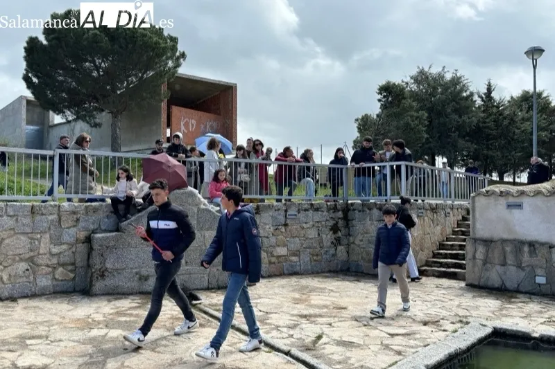 Foto 6 - Alaraz vive entre bailes y vivas el esperado paso de los quintos por el rio y su tradicional romer&iacute;a el Lunes de Aguas