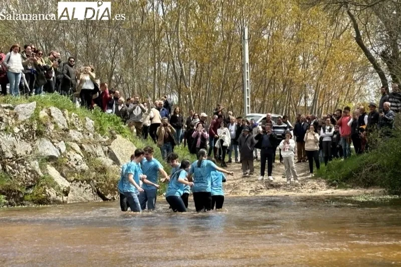 Foto 2 - Alaraz vive entre bailes y vivas el esperado paso de los quintos por el rio y su tradicional romer&iacute;a el Lunes de Aguas
