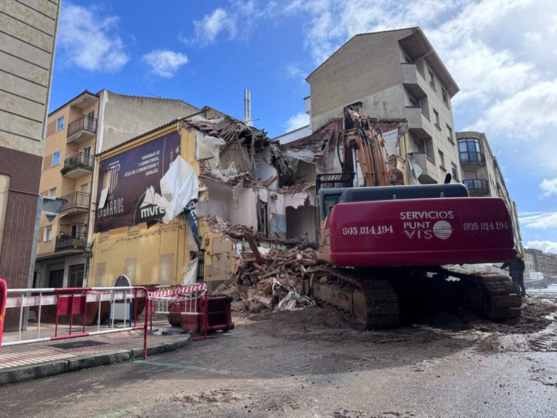Espectacular demolición del histórico edificio de la calle Van Dyck