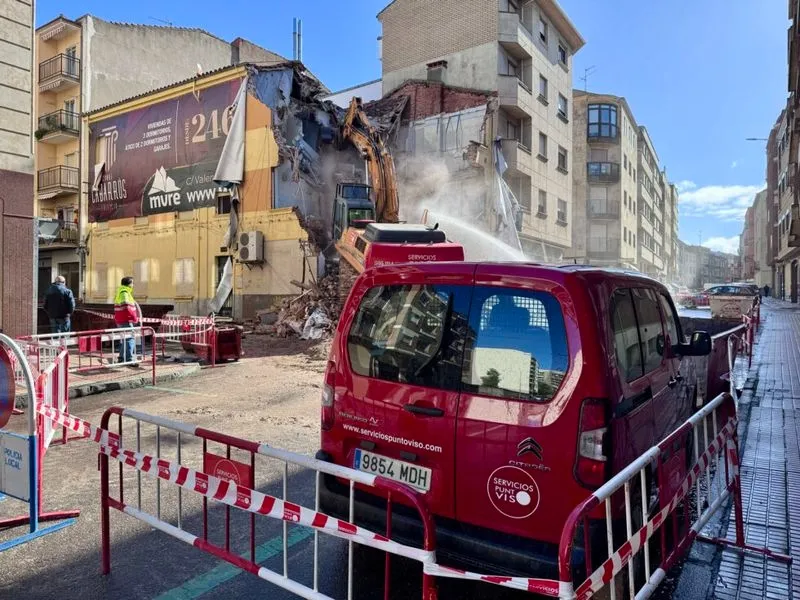 Derribo del edifico de la calle Van Dyck, donde estaba el mítico bar El Tenderete. Foto Servicios Punto Viso
