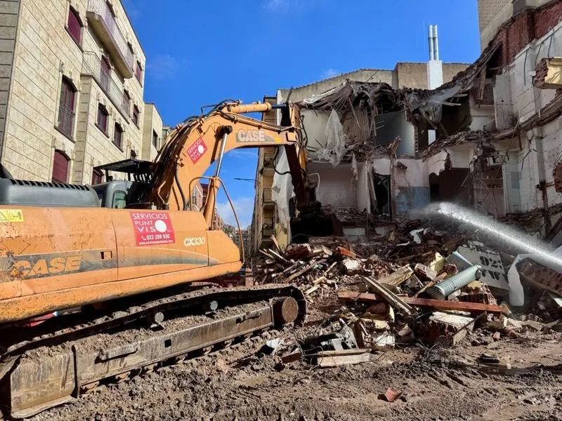 Derribo del edifico de la calle Van Dyck, donde estaba el mítico bar El Tenderete. Foto Servicios Punto Viso