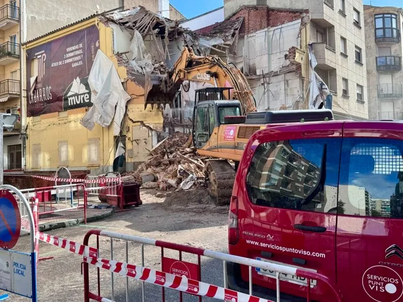 Derribo del edifico de la calle Van Dyck, donde estaba el mítico bar El Tenderete. Foto Servicios Punto Viso