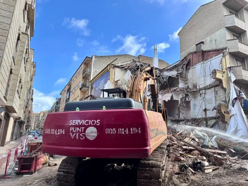 Derribo del edifico de la calle Van Dyck, donde estaba el mítico bar El Tenderete. Foto Servicios Punto Viso
