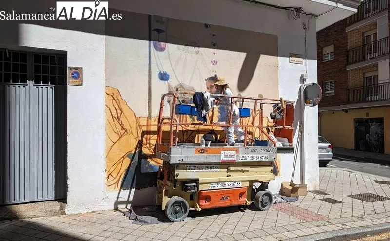Elisa Capdevila pinta su mural en la calle Jaime Vera 24. Foto: David Sañudo