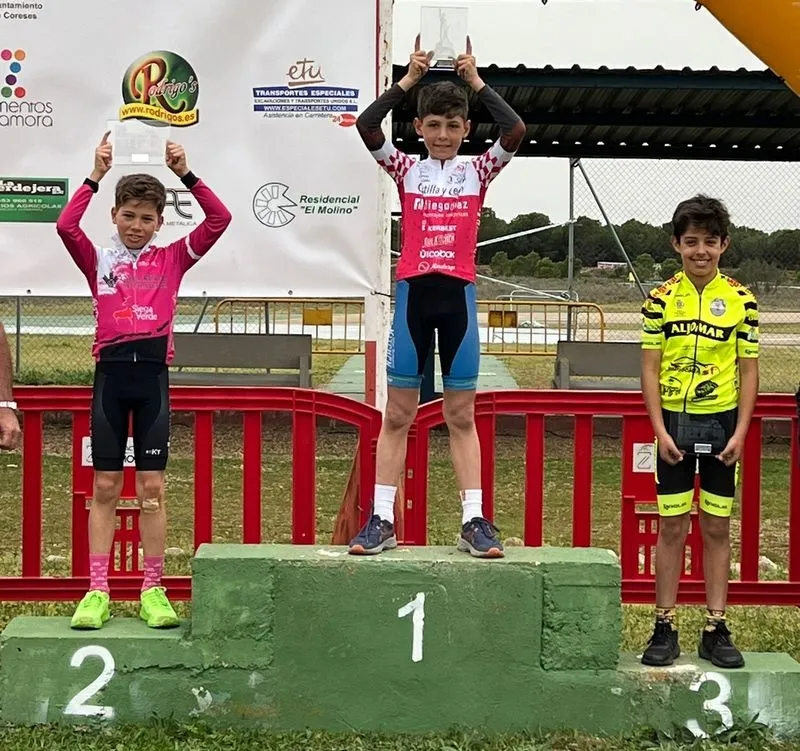 Ciclistas del Promesal en Coreses
