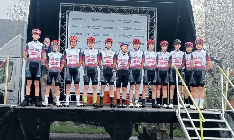 Presentación del equipo equipo ciclista Siega Verde antes de la salida en Noceda del Bierzo (León)